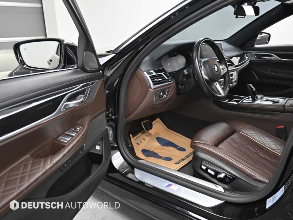 BMW 7-Series — photo 11