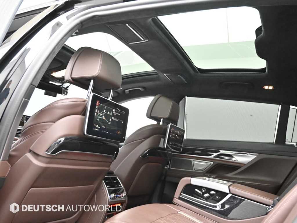 BMW 7-Series — photo 18