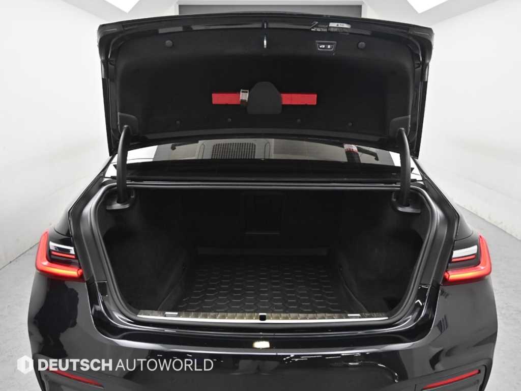 BMW 7-Series — photo 19