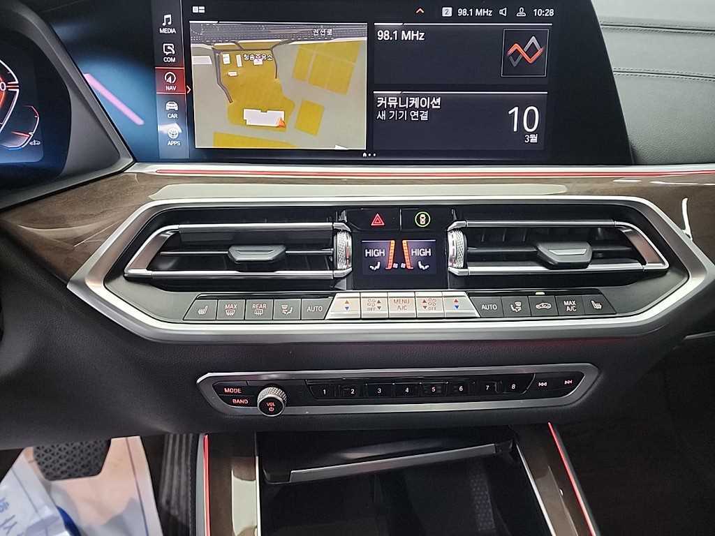 BMW X5 — photo 10