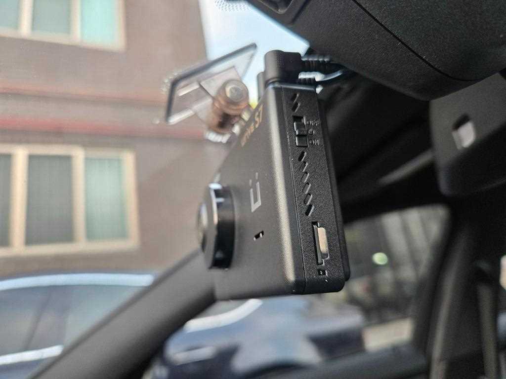 BMW 3-Series — photo 12