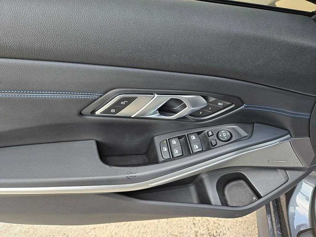 BMW 3-Series — photo 17