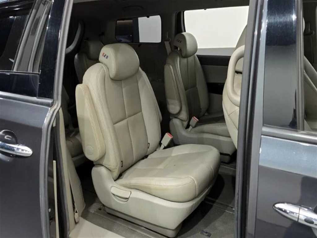 Kia Carnival — photo 12