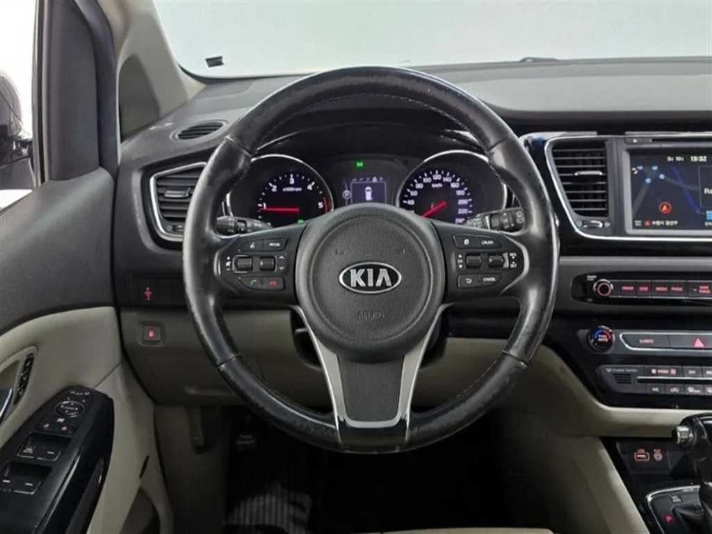 Kia Carnival — photo 13