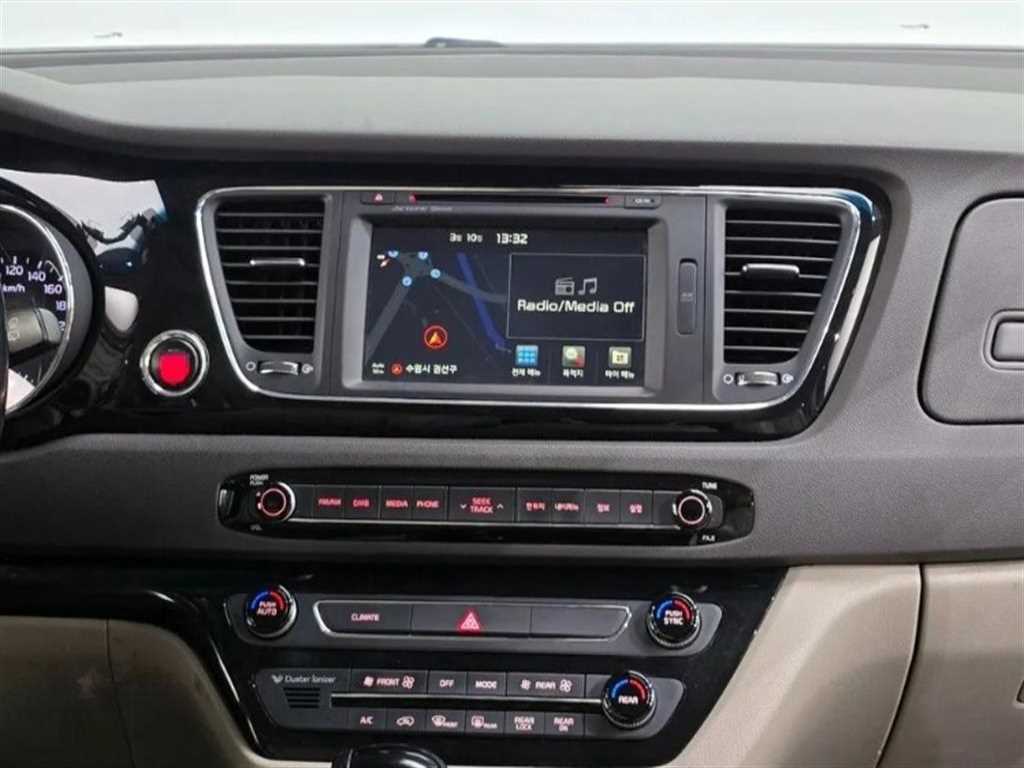 Kia Carnival — photo 14