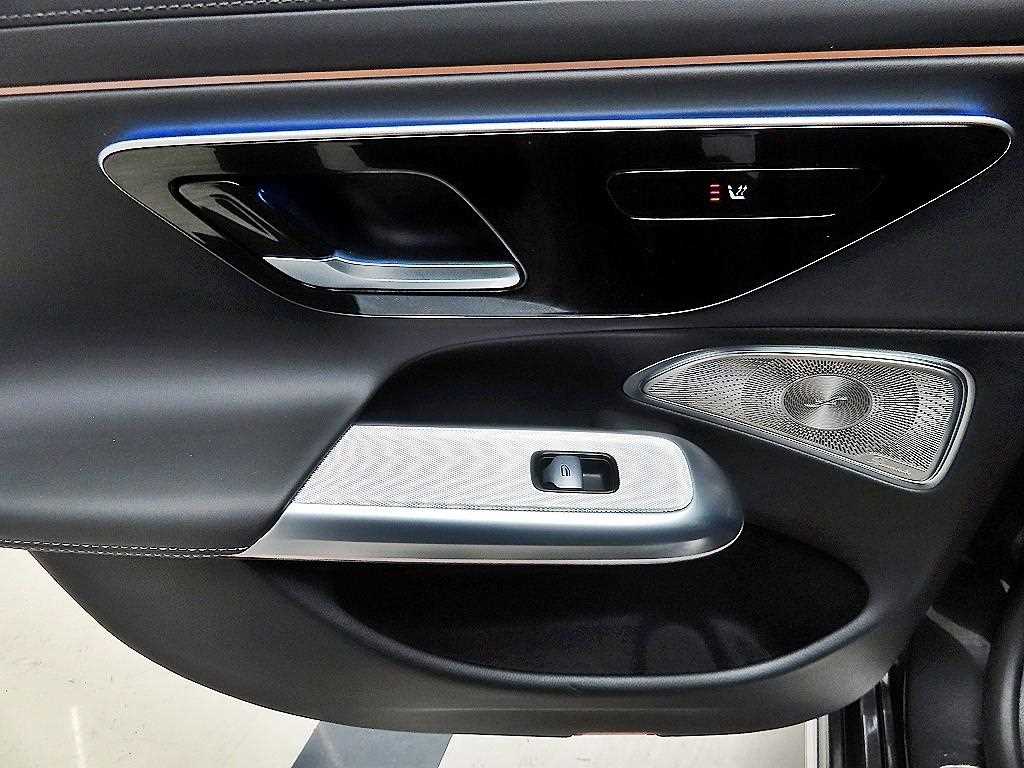 Mercedes-Benz E-Class — photo 12