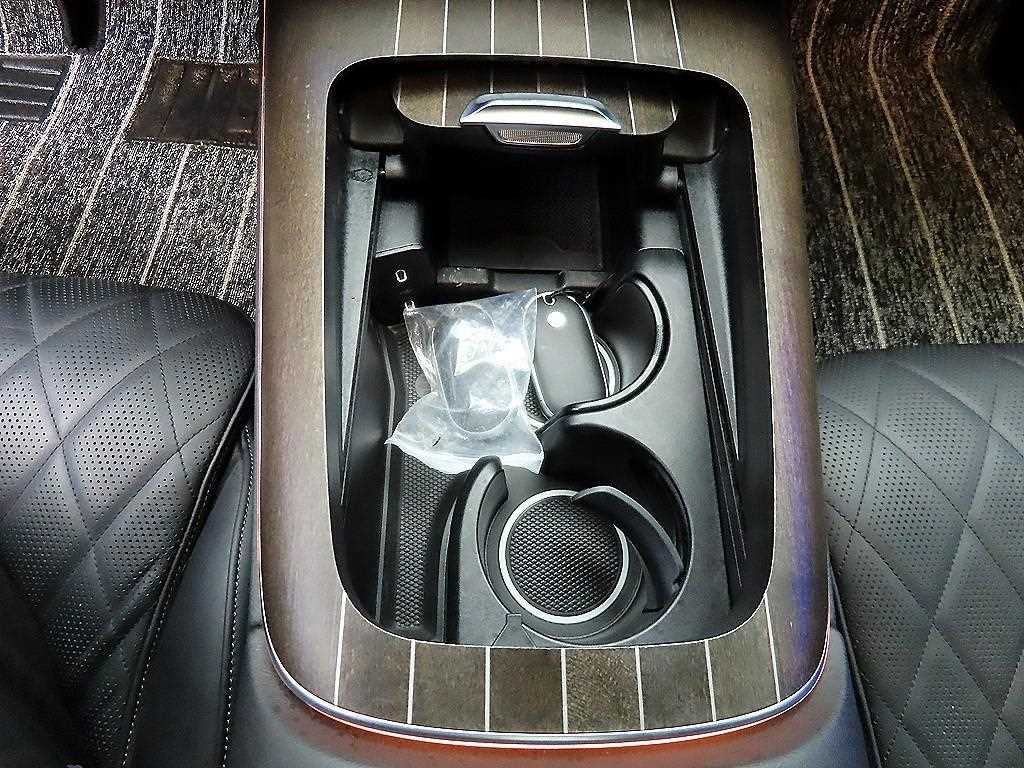Mercedes-Benz E-Class — photo 13