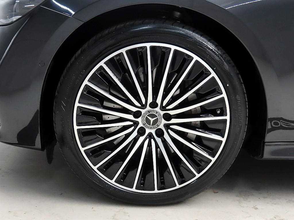 Mercedes-Benz E-Class — photo 20