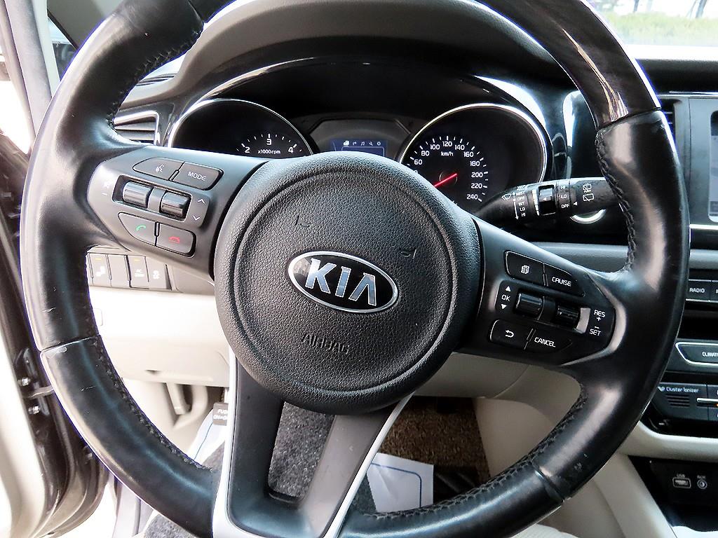 Kia Carnival — photo 09