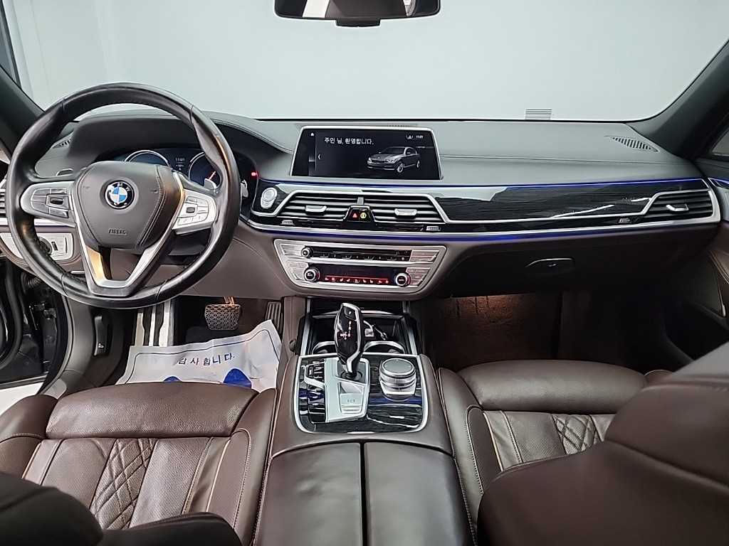 BMW 7-Series — photo 07
