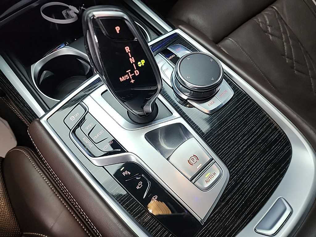 BMW 7-Series — photo 08