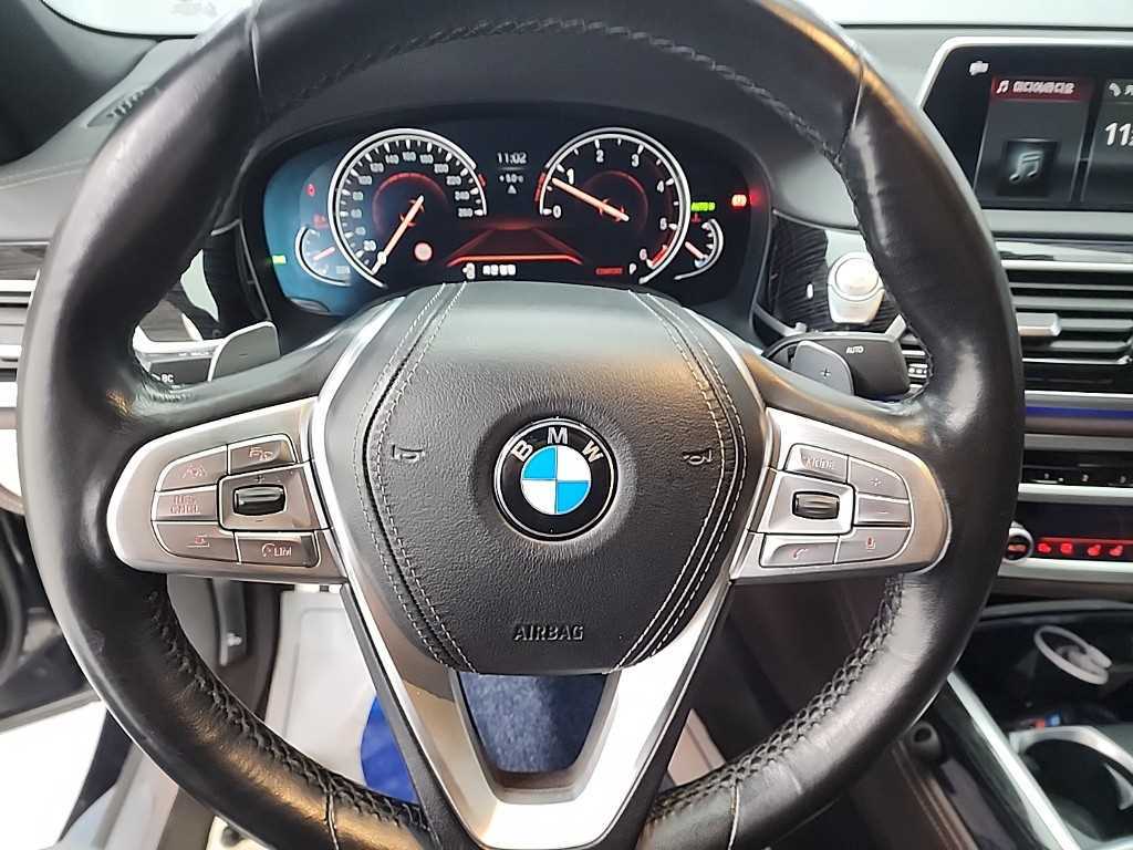 BMW 7-Series — photo 09