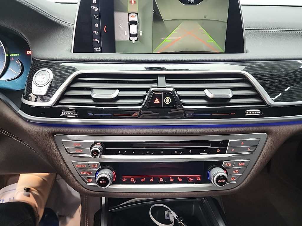 BMW 7-Series — photo 10