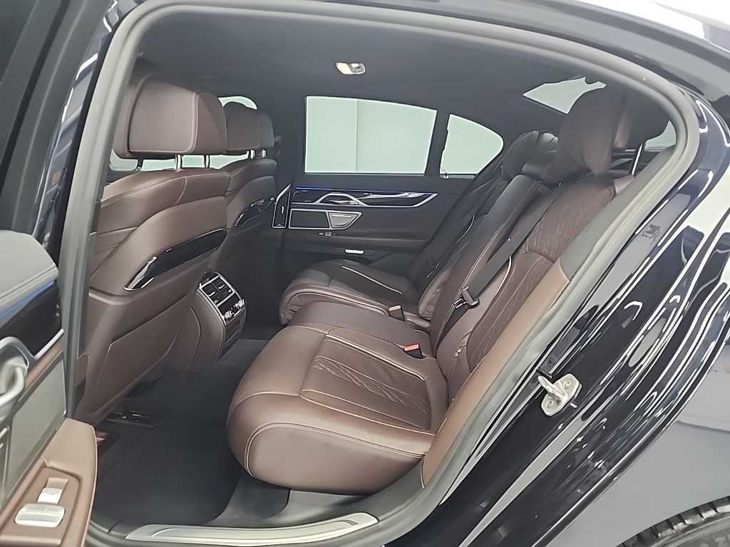 BMW 7-Series — photo 12