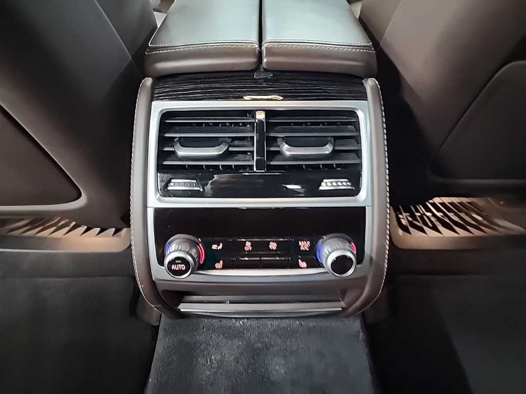 BMW 7-Series — photo 13