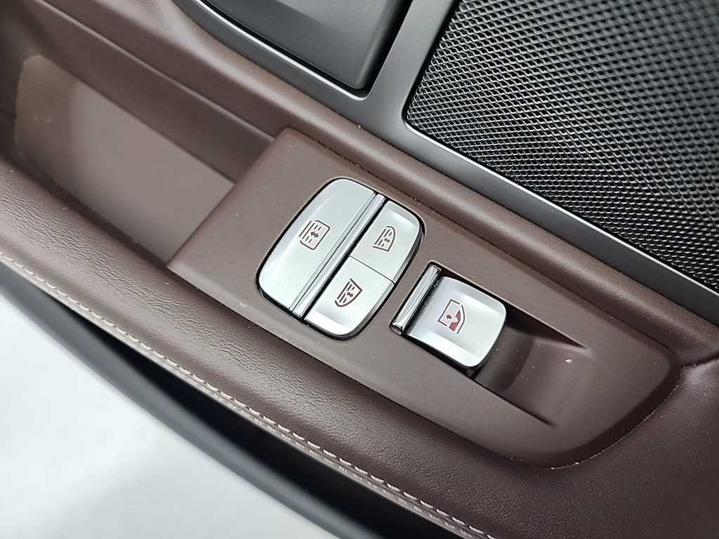 BMW 7-Series — photo 14