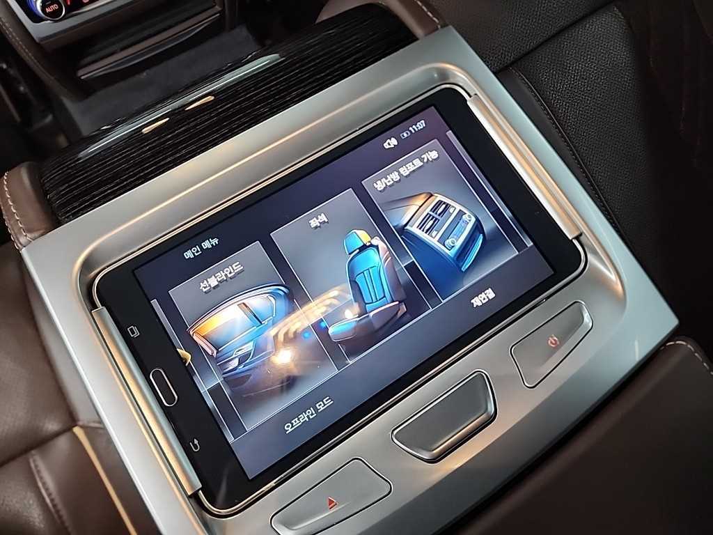 BMW 7-Series — photo 15