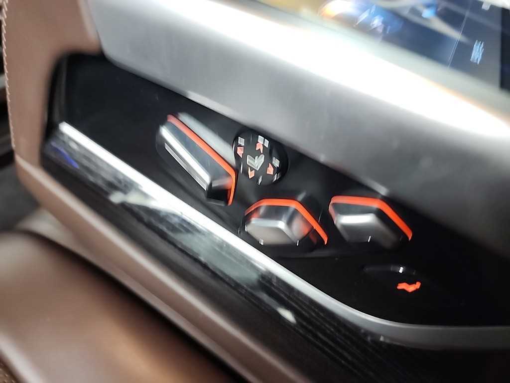 BMW 7-Series — photo 16