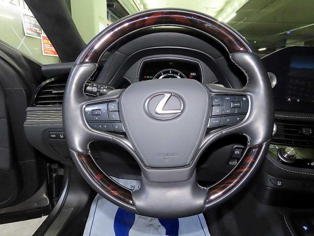 Lexus LS — photo 08