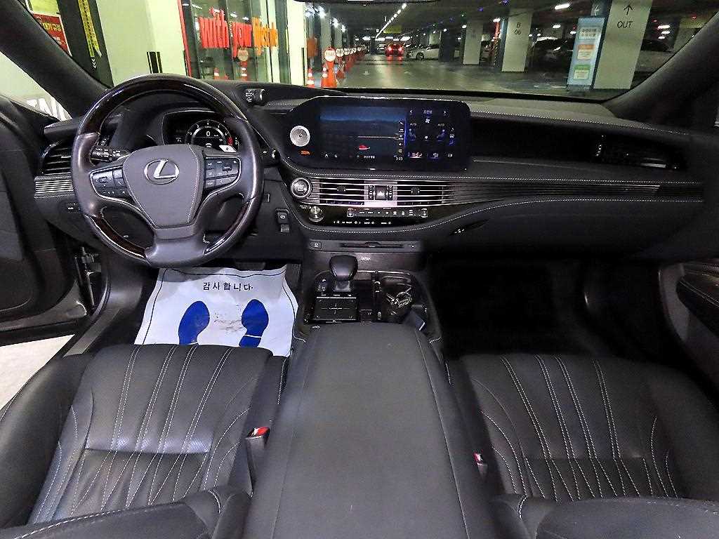 Lexus LS — photo 10