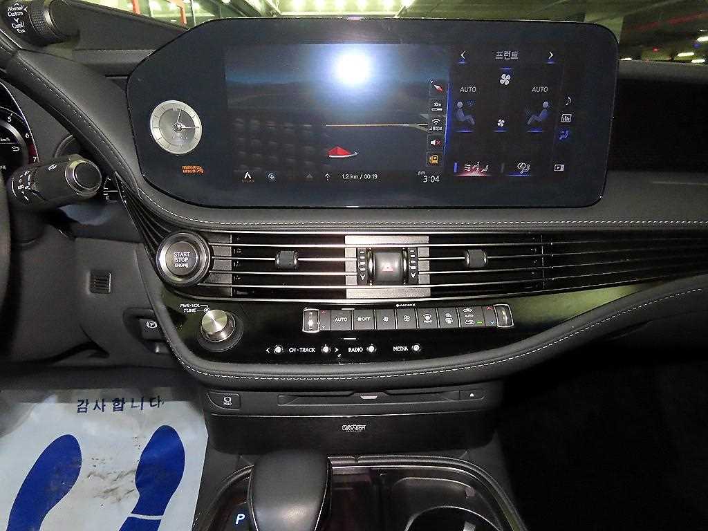 Lexus LS — photo 11