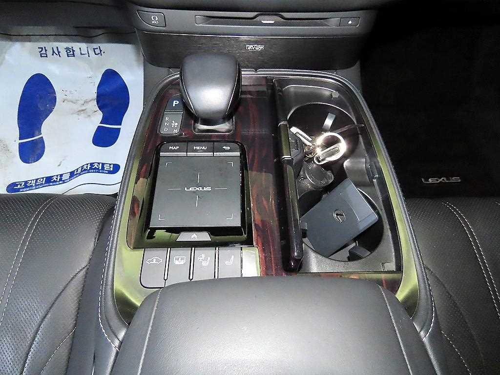 Lexus LS — photo 12