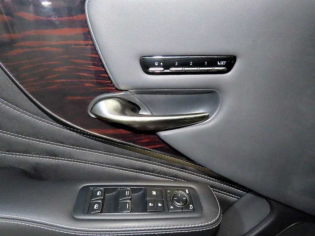 Lexus LS — photo 13