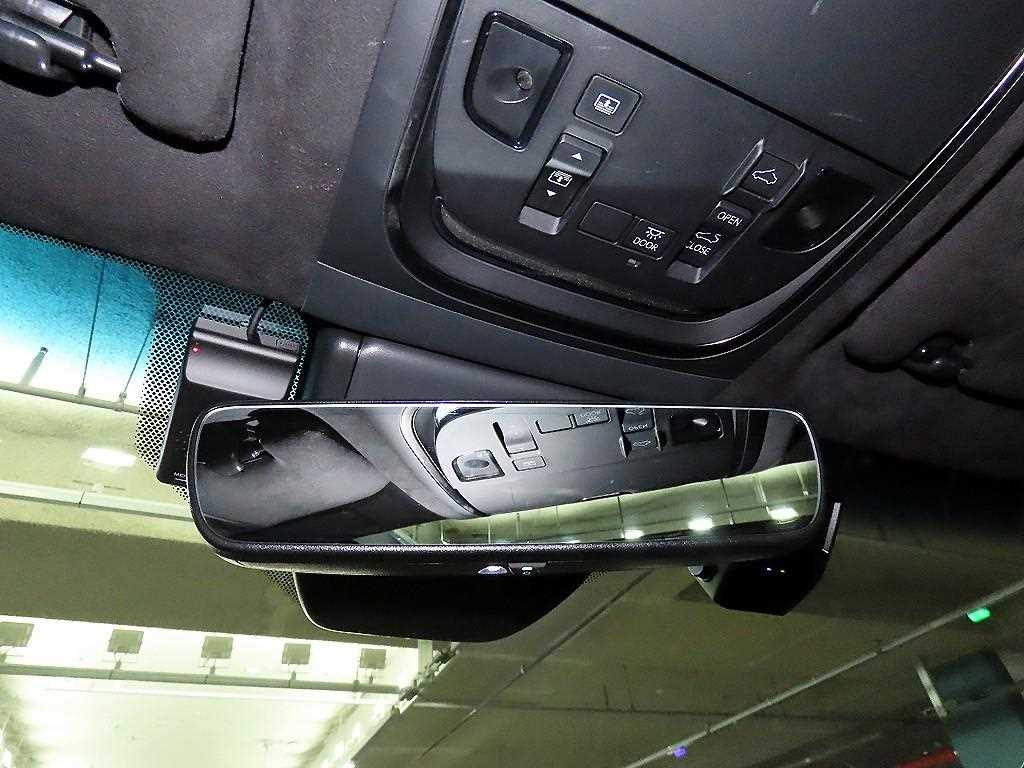 Lexus LS — photo 16
