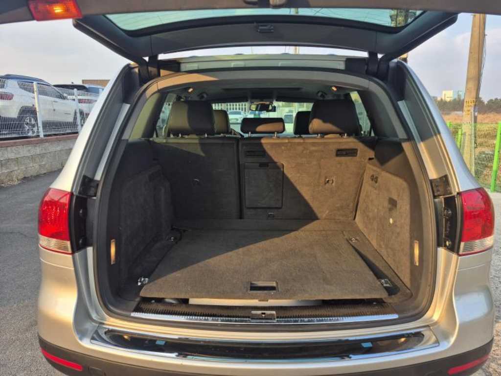 Volkswagen Touareg — photo 10