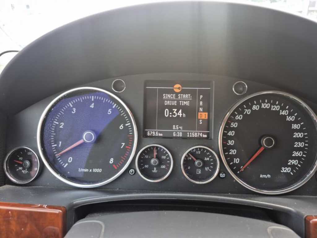 Volkswagen Touareg — photo 11