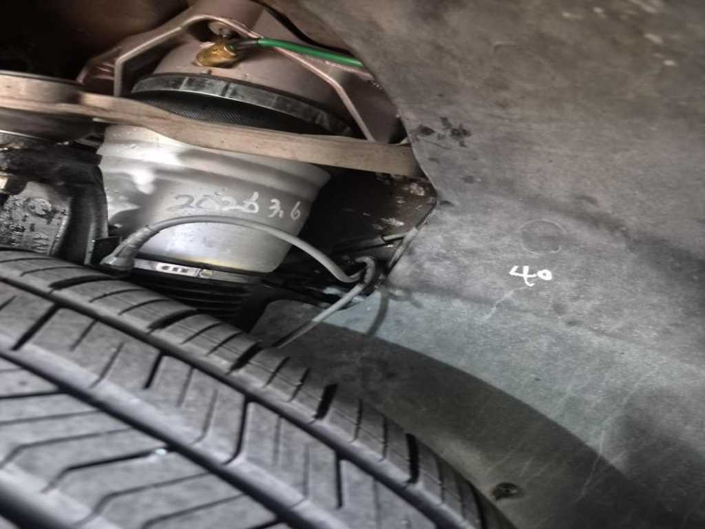 Volkswagen Touareg — photo 14