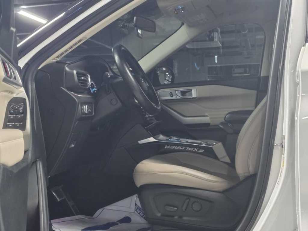 Ford Explorer — photo 01