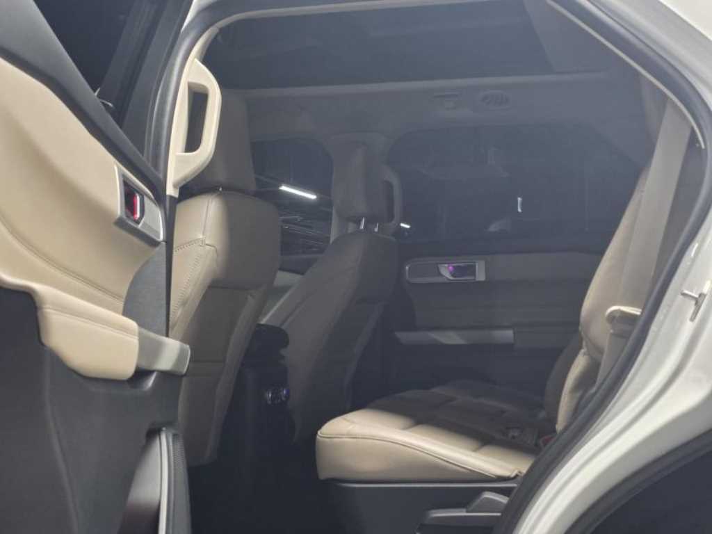 Ford Explorer — photo 06