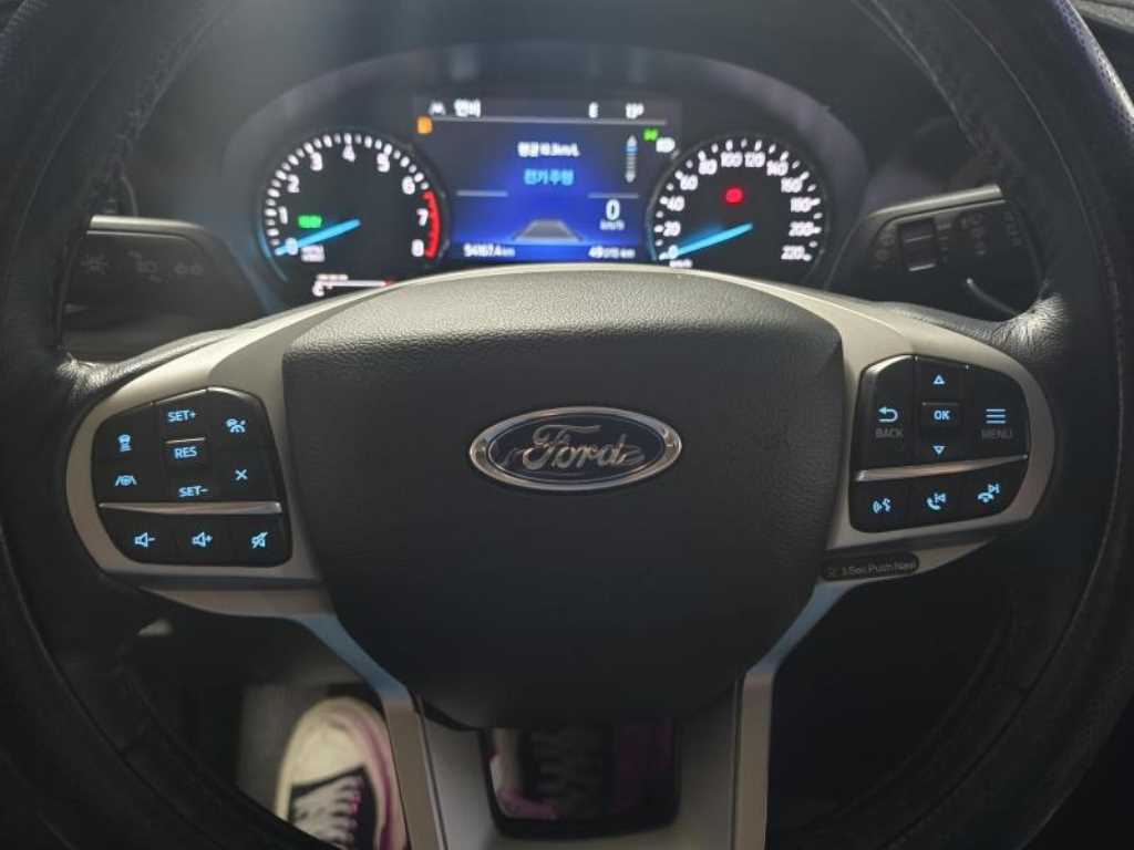 Ford Explorer — photo 08