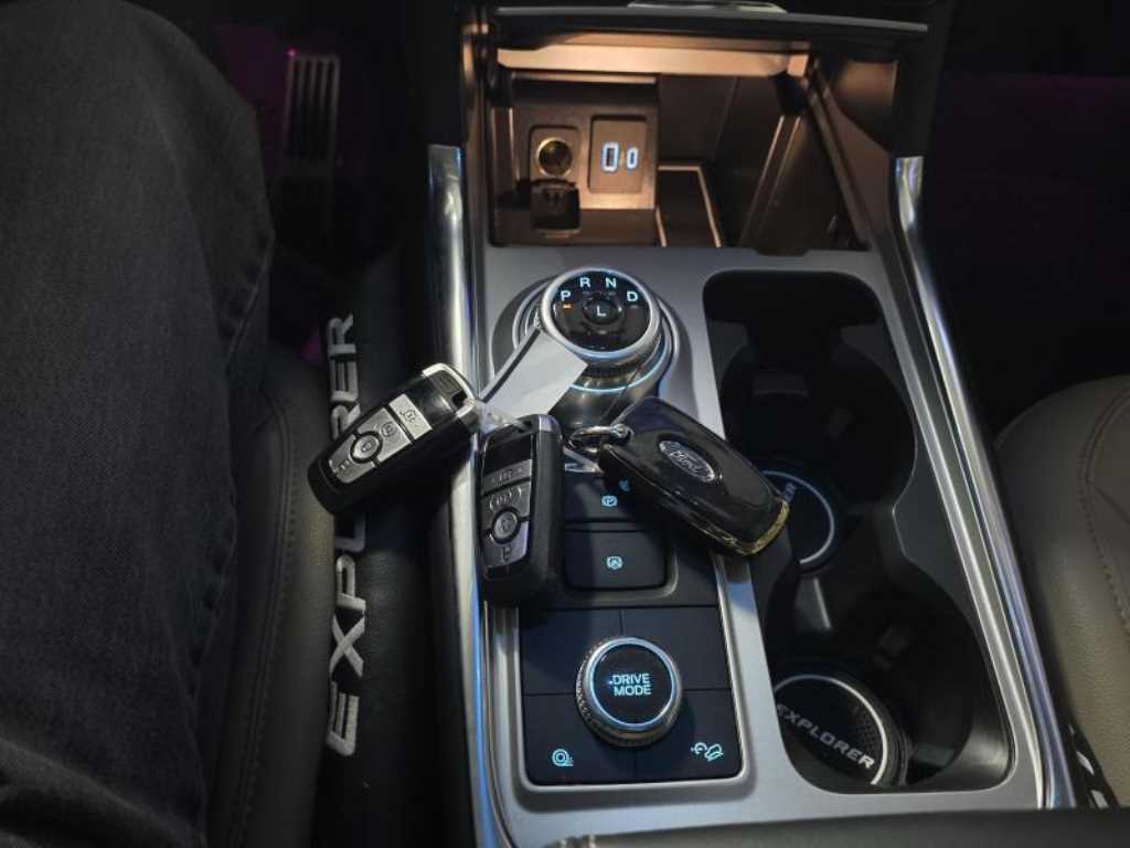 Ford Explorer — photo 11