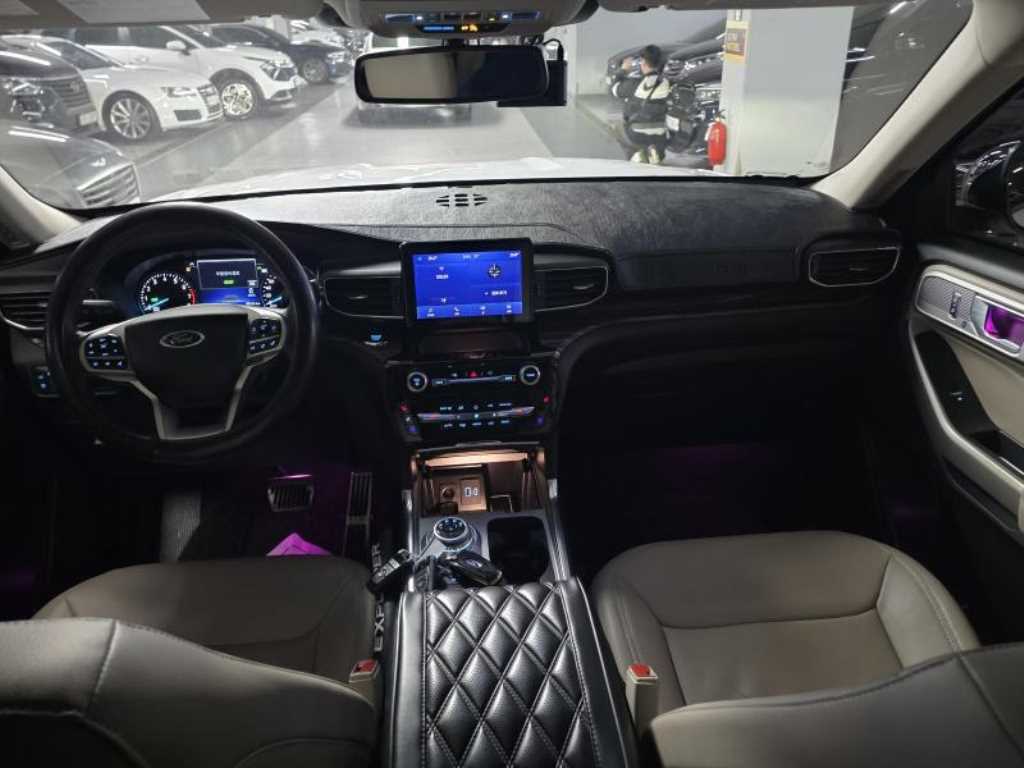 Ford Explorer — photo 17