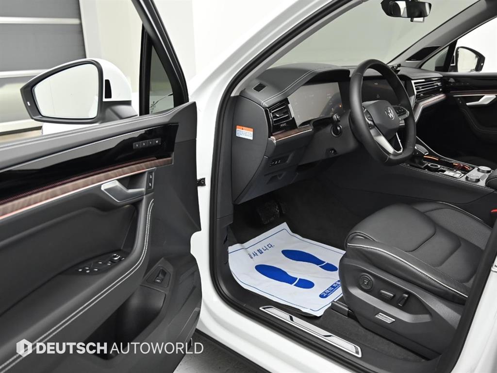 Volkswagen Touareg — photo 11