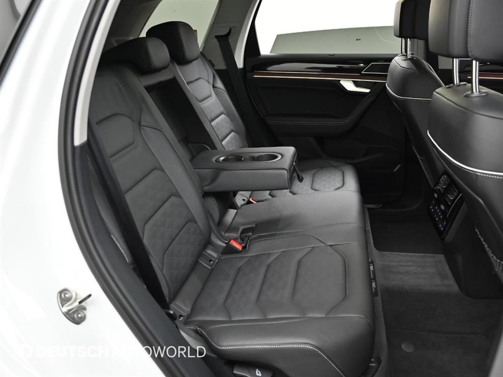 Volkswagen Touareg — photo 12
