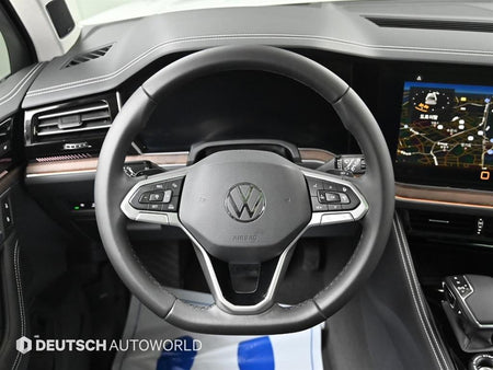 Volkswagen Touareg — photo 13