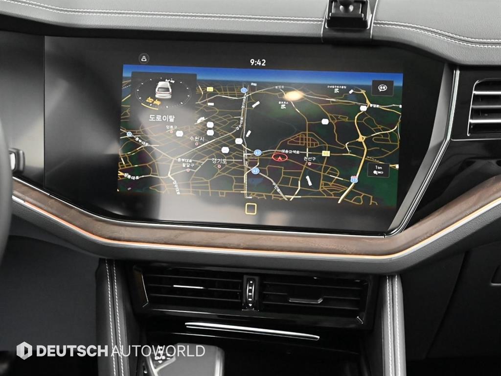 Volkswagen Touareg — photo 14