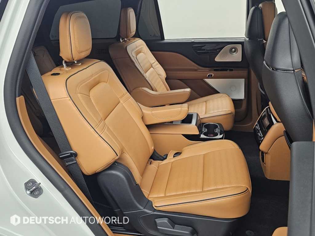 Lincoln Aviator — photo 12