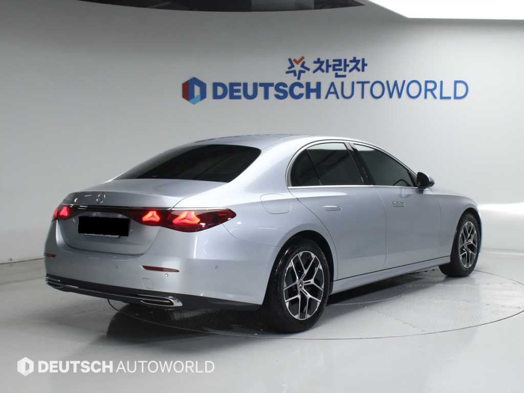 Mercedes-Benz E-Class — photo 02