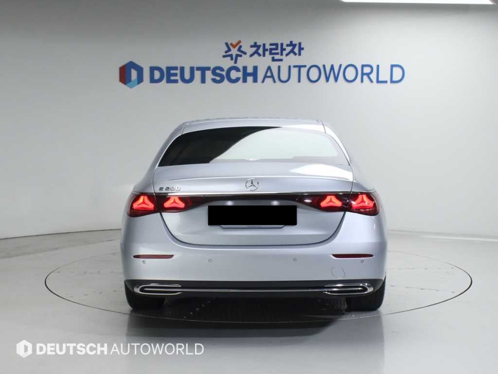 Mercedes-Benz E-Class — photo 04