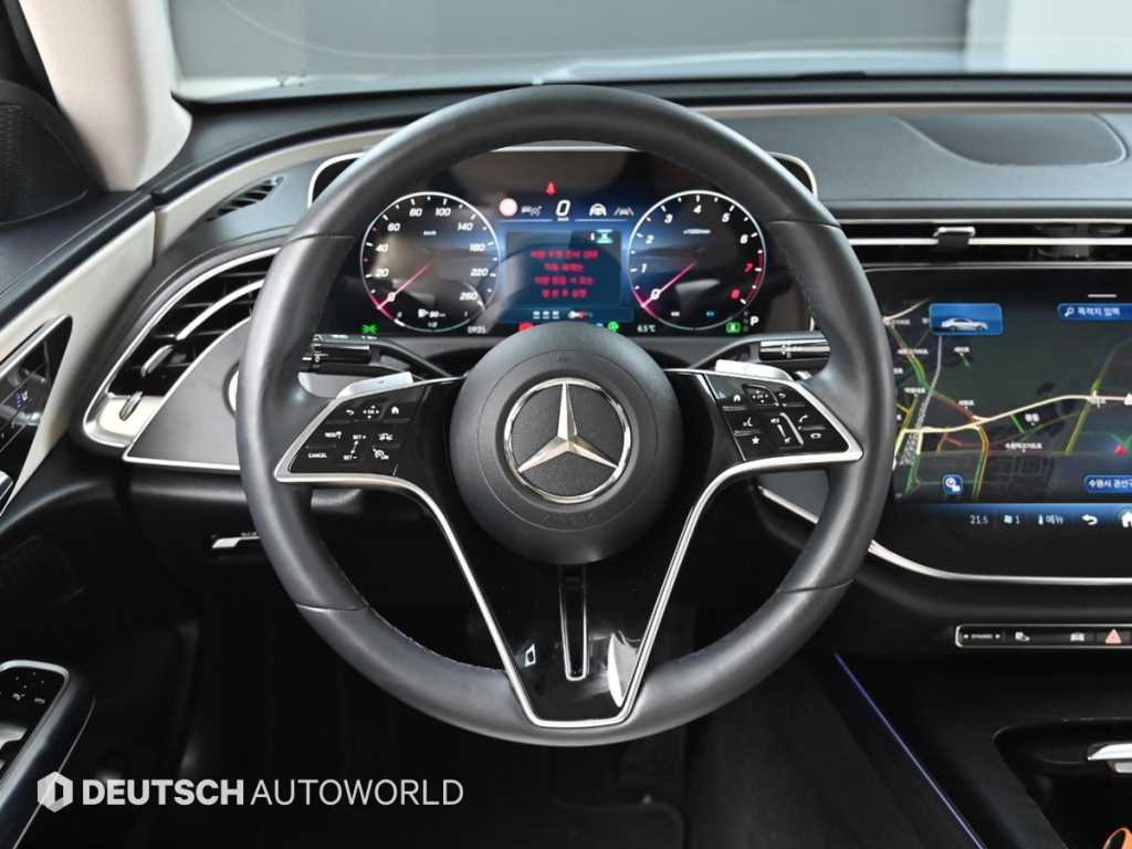 Mercedes-Benz E-Class — photo 13