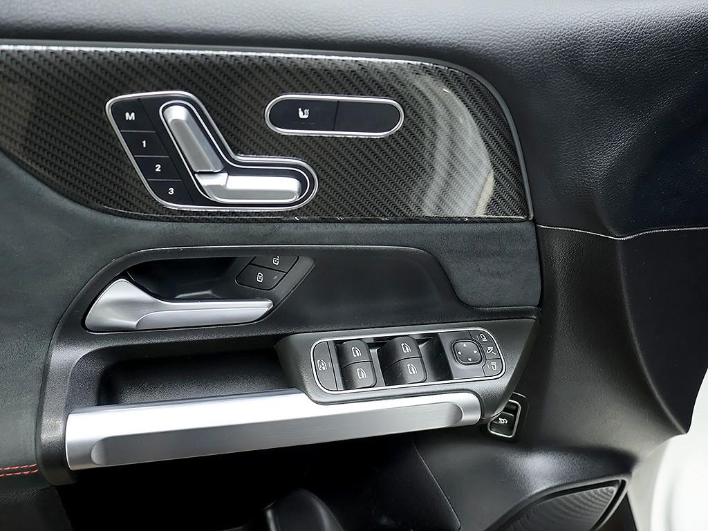 Mercedes-Benz GLB-Class — photo 14