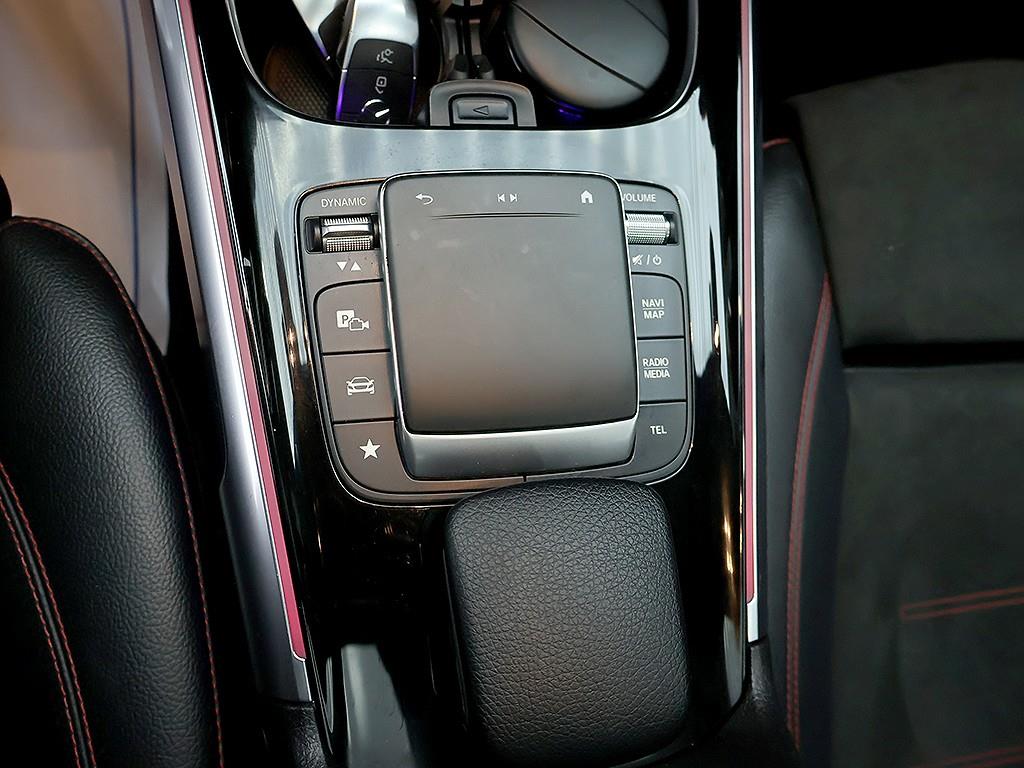 Mercedes-Benz GLB-Class — photo 17