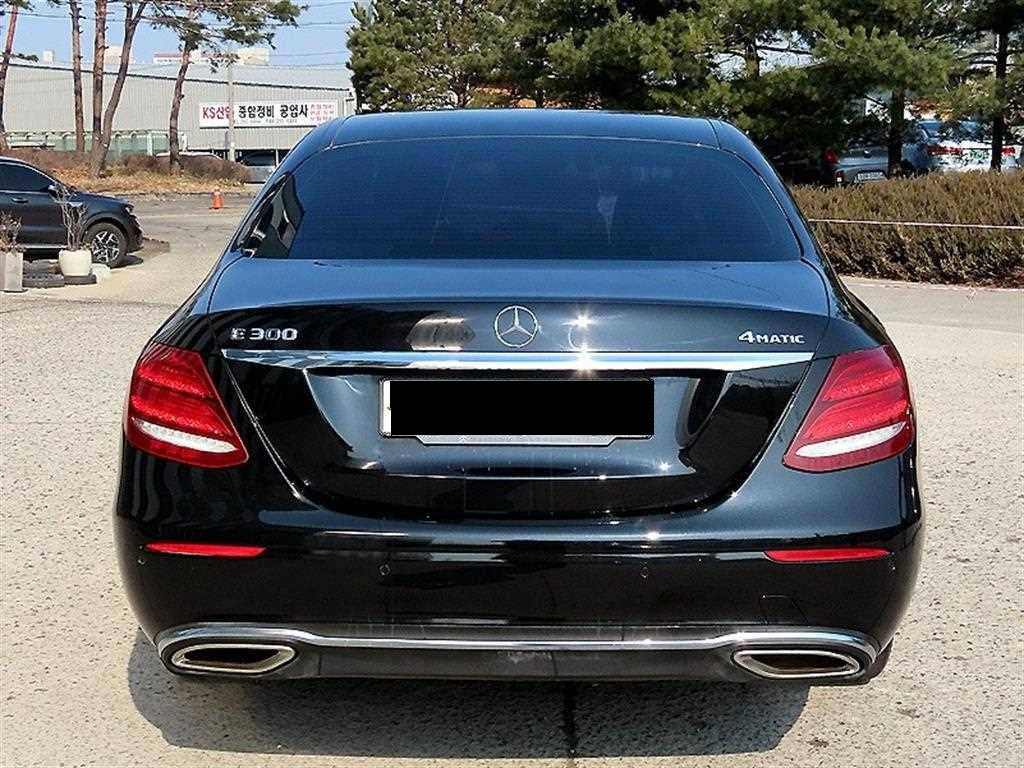 Mercedes-Benz E-Class — photo 04