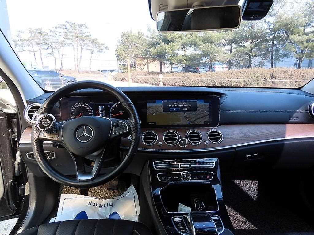 Mercedes-Benz E-Class — photo 07