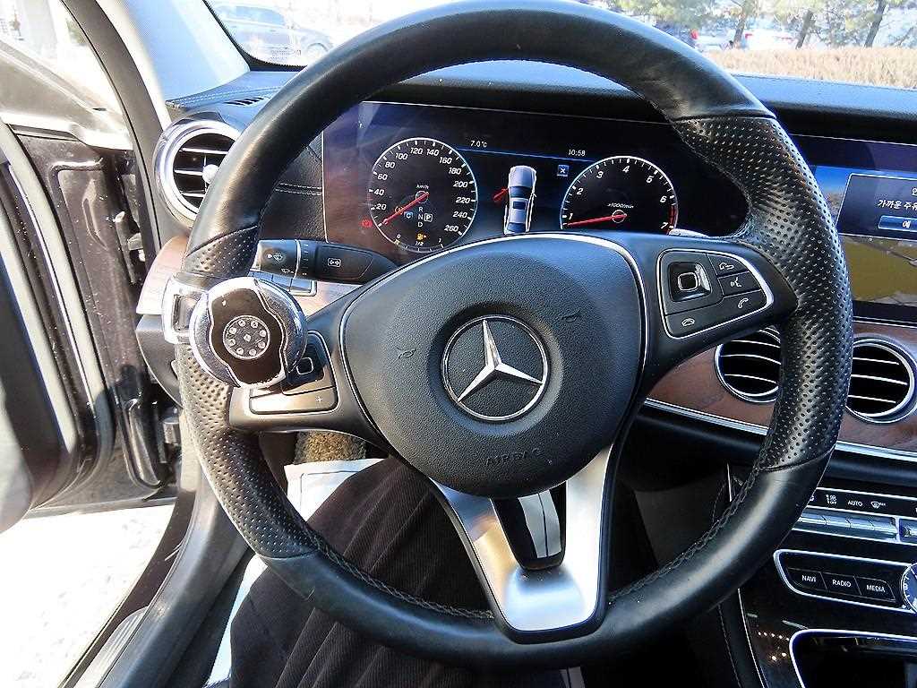 Mercedes-Benz E-Class — photo 08