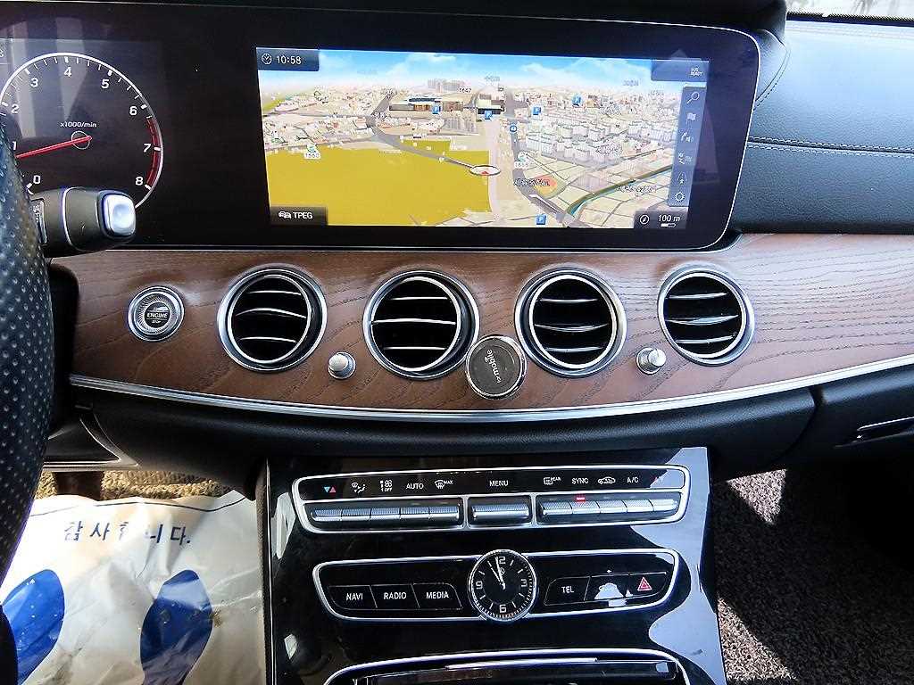 Mercedes-Benz E-Class — photo 13